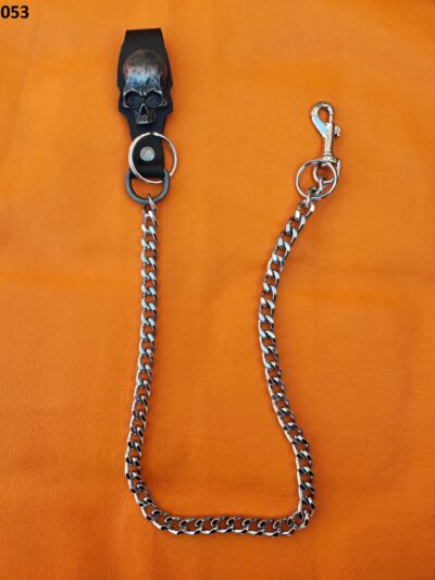 łańcuch z czarną bojówką i czaszką