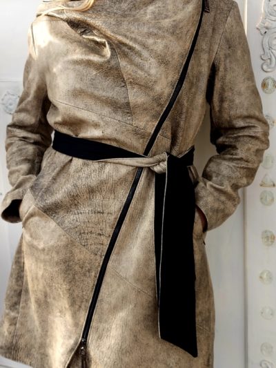 skórzany asymetryczny płaszcz damski beżowy z kapturem jesień wiosna