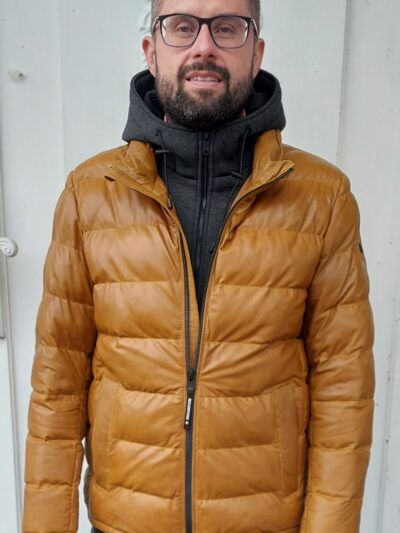 żółta musztardowa miodowa skórzana kurtka męska pikowana z odpinanym kapturem ocieplana jesień zima (1)