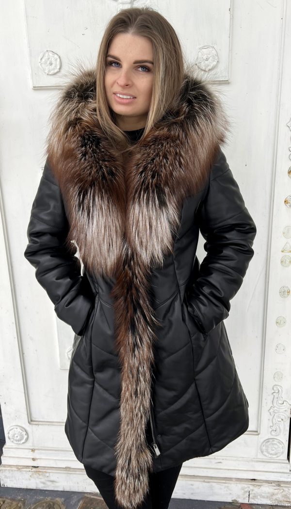 skórzany długi płaszcz damski z ociepleniem kaptur obszyty futrem z lisów
