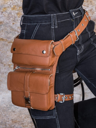 brązowa skórzana saszetka torba na nogę pas biodro motocyklisty