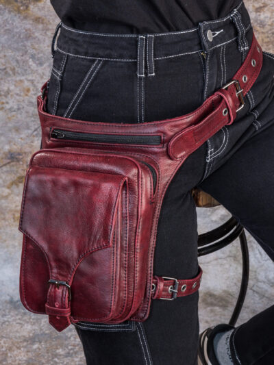 bordowa skórzana saszetka na biodro pas nogę dla motocyklisty (1)
