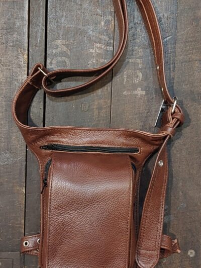 szaszetka mała na nogę brązowa skórzana torba na udo motocyklowa