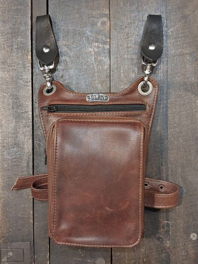 szaszetka na nogę brązowa skórzana torba na udo motocyklowa karabińczyki