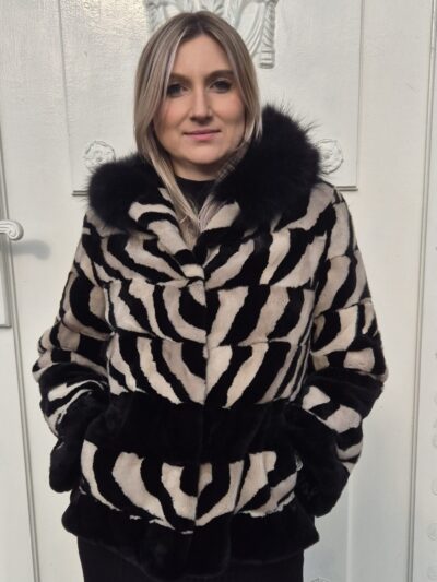 beżowo-czarne futro z norek z kapturem