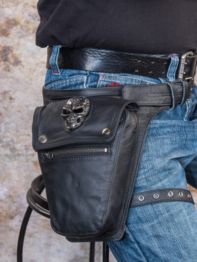 czarna skórzana saszetka na nogę pas biodrowa dla motocyklisty czaszka