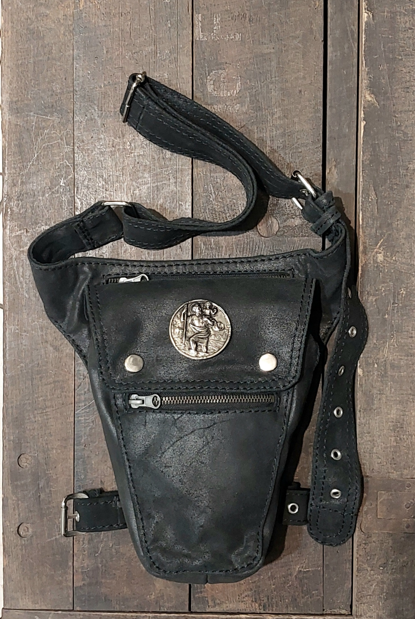 czarna saszetka skórzana biodrowa na nogę motocyklowa orzeł w koronie made in poland dwoina św. Krzysztof