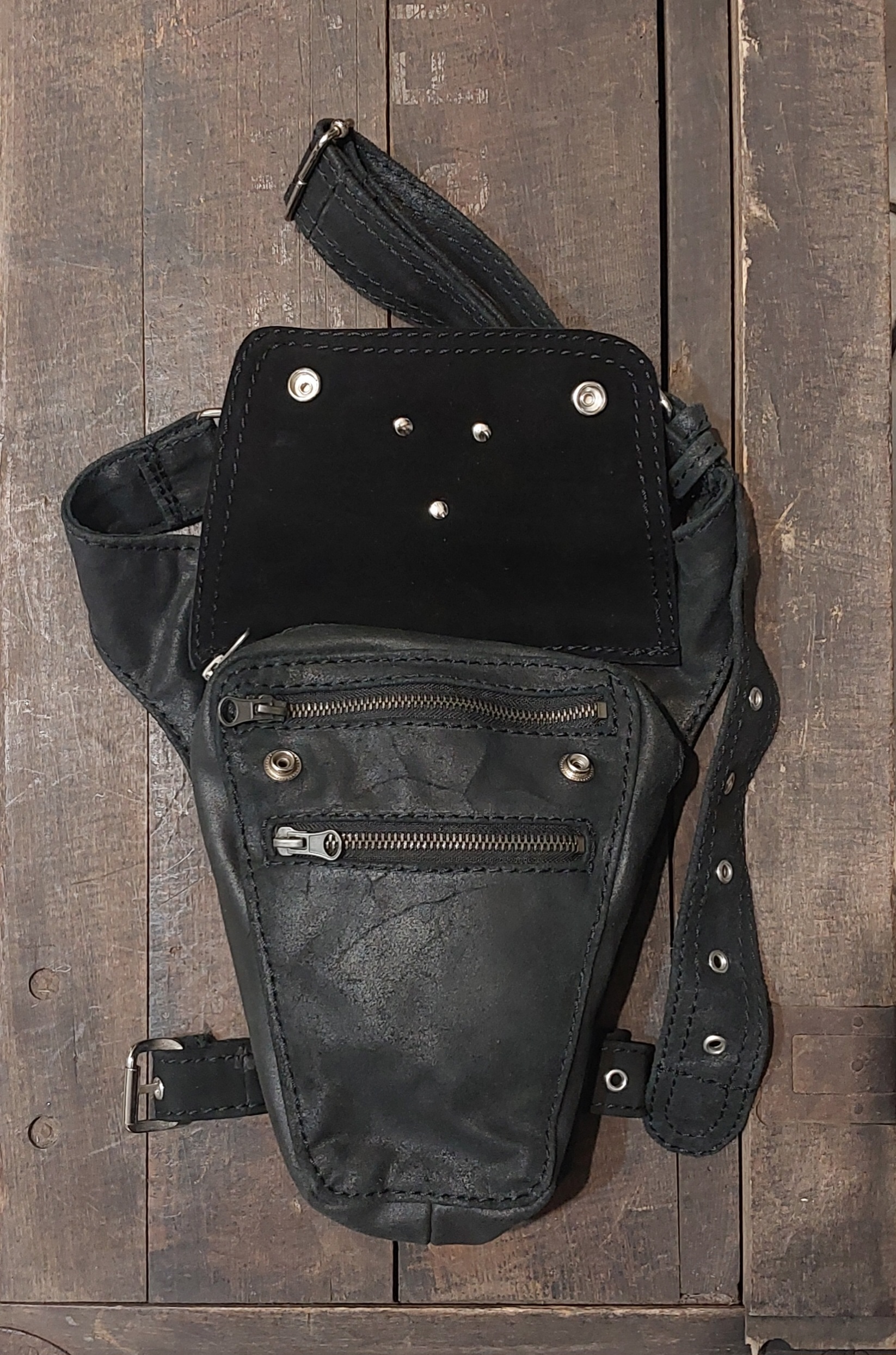 czarna saszetka skórzana biodrowa na nogę motocyklowa orzeł w koronie made in poland dwoina św. krzysztof (3)